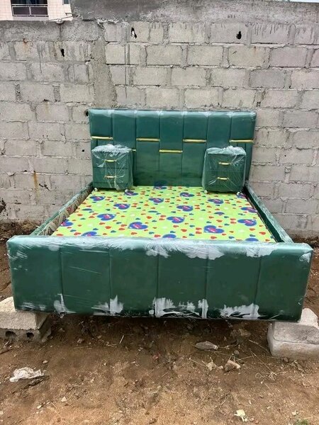 Lit double rembourré moderne