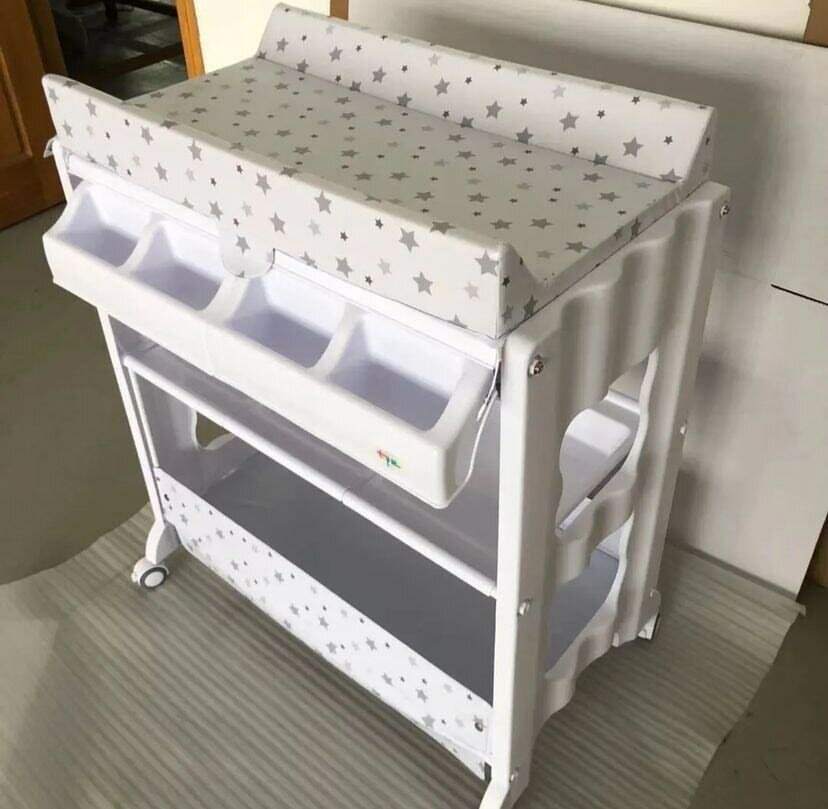 Baignoire arrêtée et table à langer