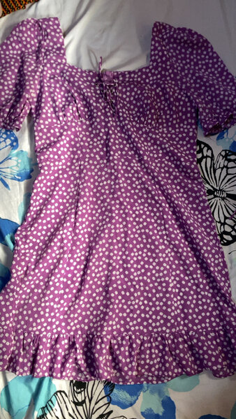 Robe courte violette à pois blancs