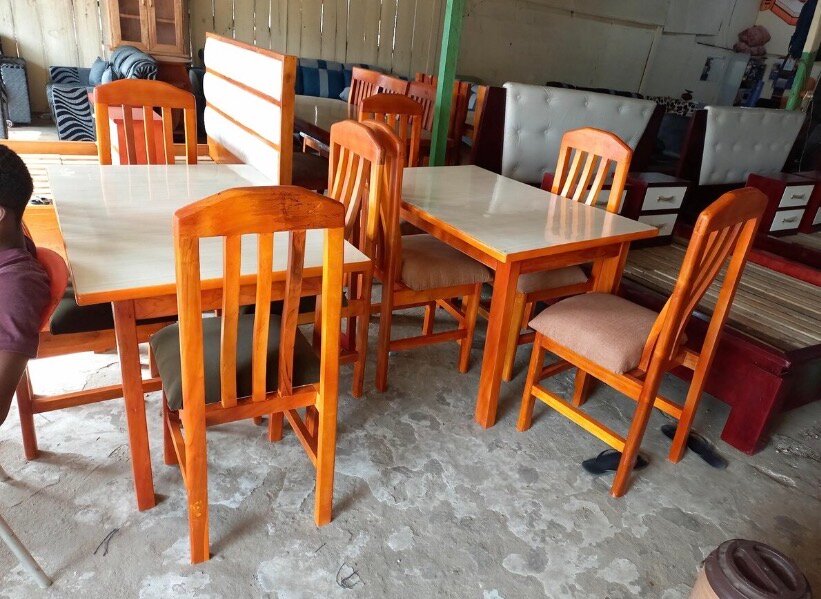 Table à manger en bois clair