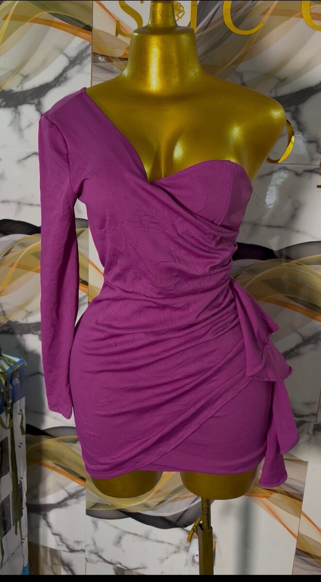 Robe moulante asymétrique