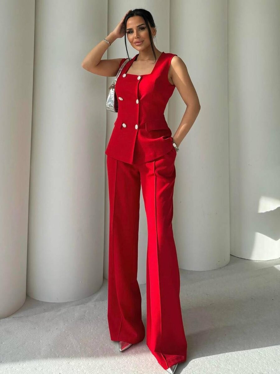 Tailleur rouge élégant femme