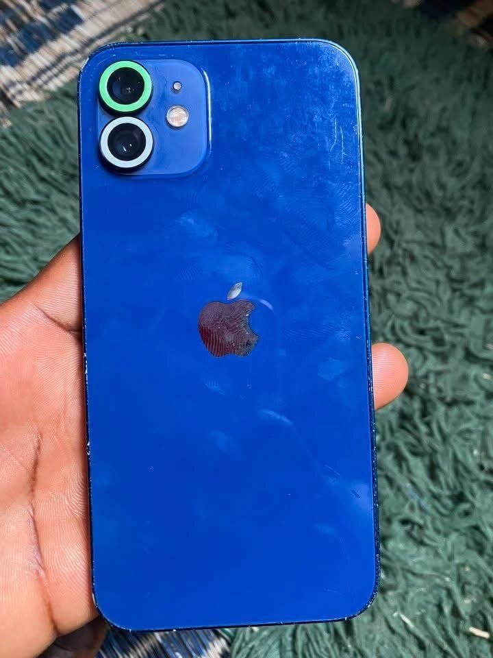 iPhone 12 bleu avec iOS