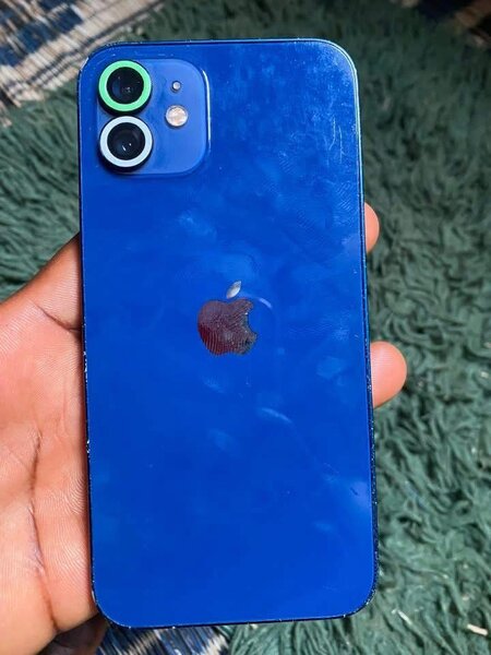iPhone 12 bleu avec iOS