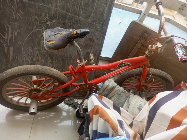 Vélo BMX rouge robuste