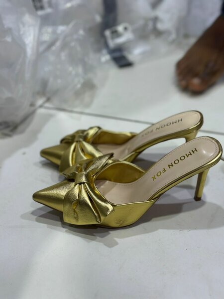 Chaussures à talons dorées élégantes