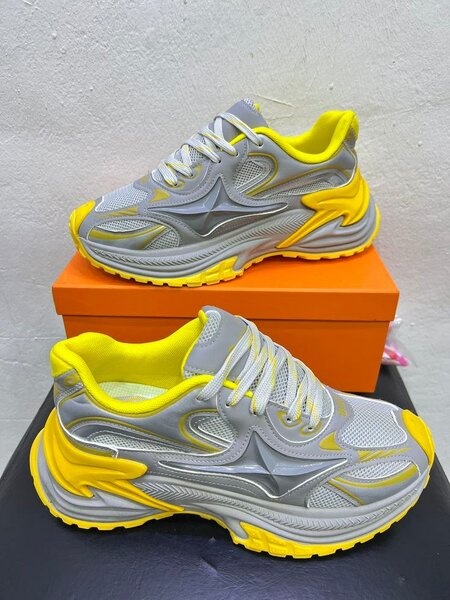 Chaussures Mizuno gris et jaune