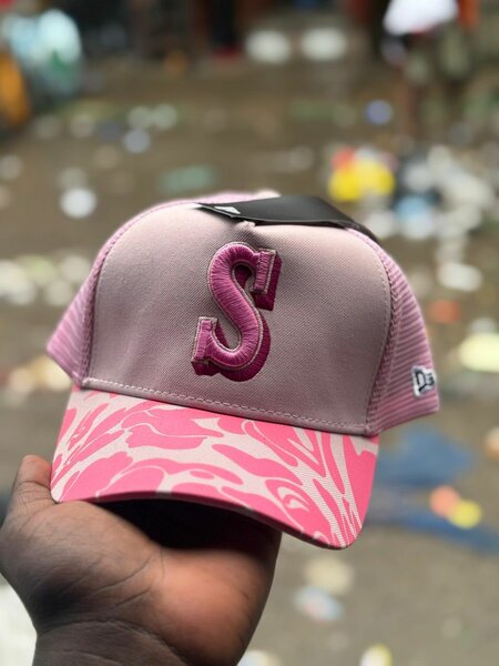 Casquette rose avec logo S