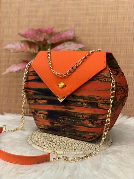 Sac orange avec ferrures dorées