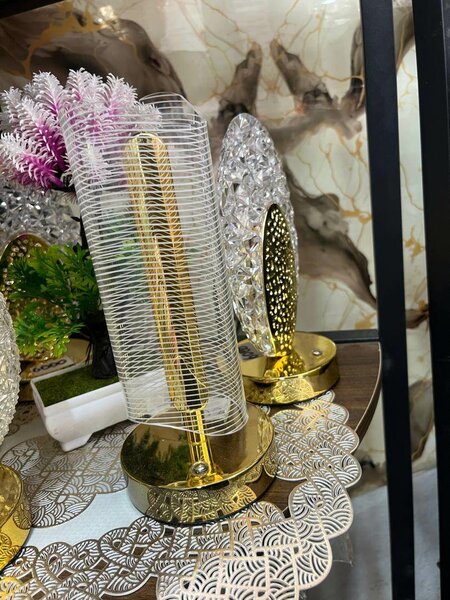 Lampe décorative LED dorée élégante