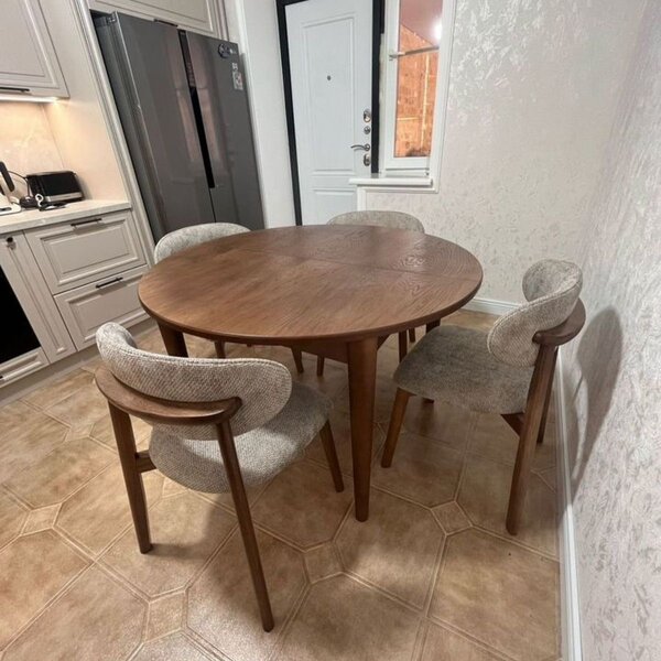 Table ronde en bois avec chaises