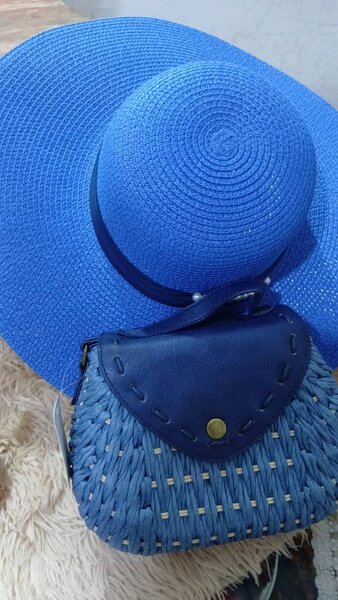 Chapeau et sac en osier bleu