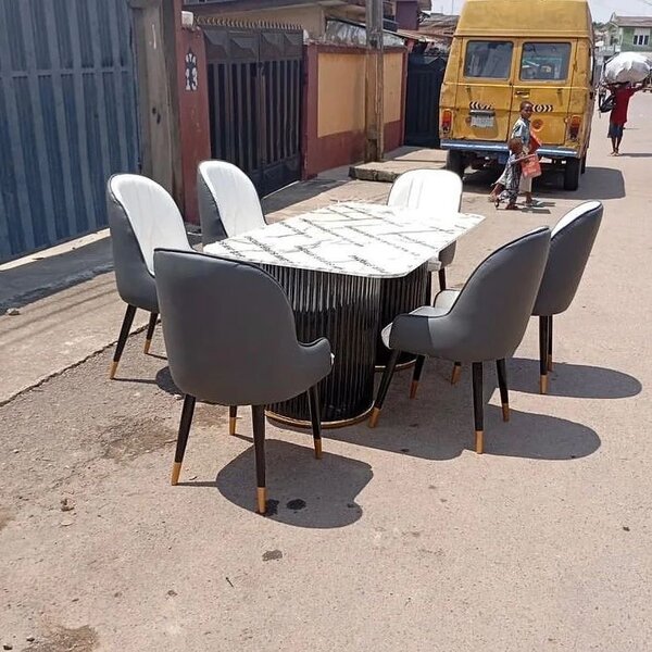 Table à manger moderne luxueuse