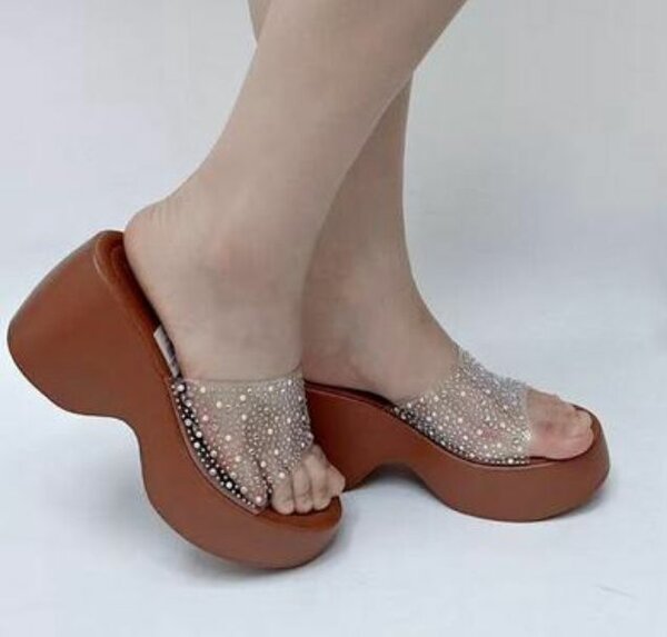 Sandales compensées élégantes