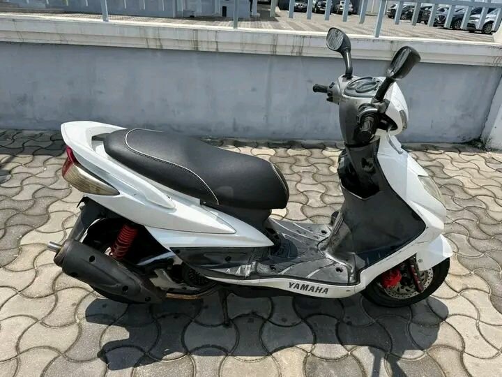 Yamaha Scooter Blanc Moderne