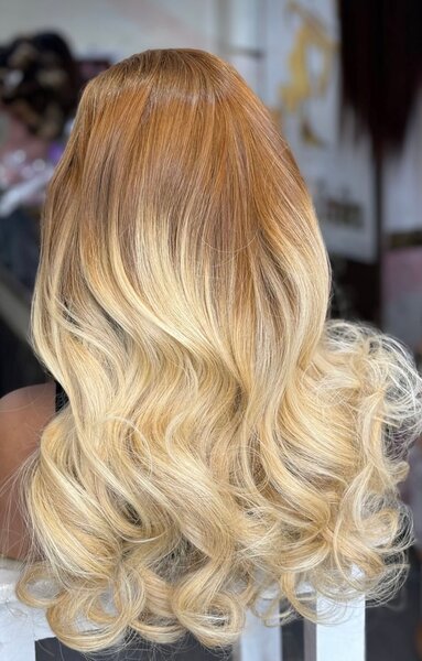 Perruque longue bouclée blonde