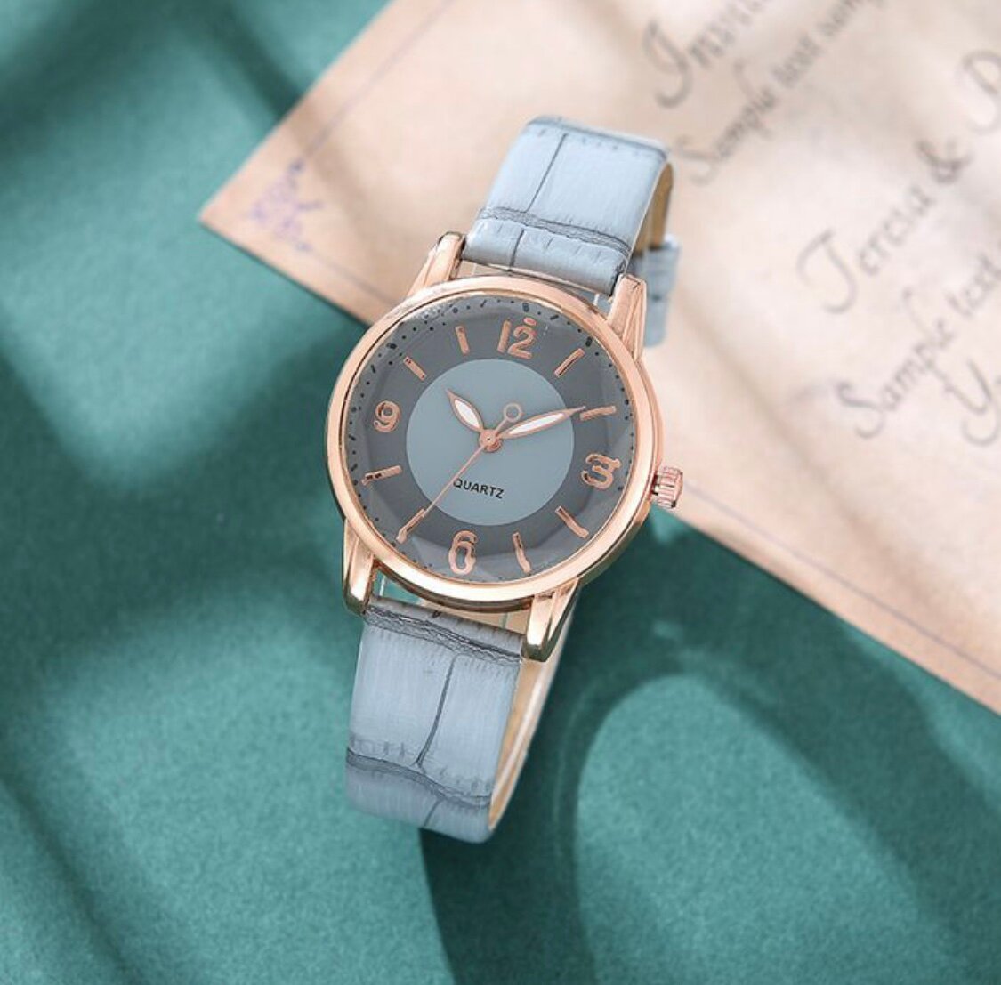 Montre élégante femme cuir