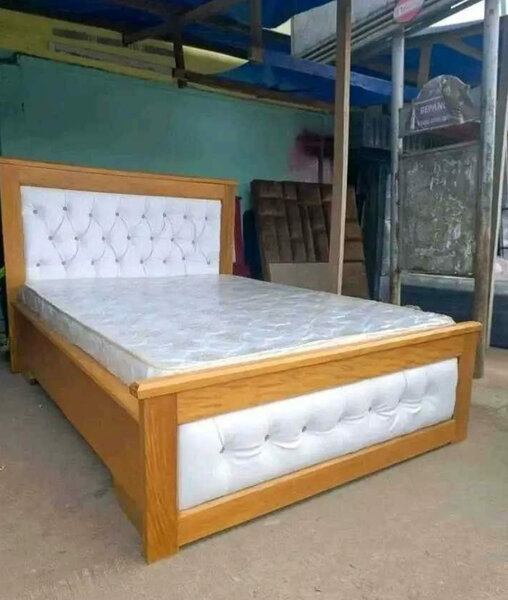 Lit capitonné en bois