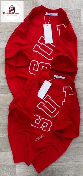 T-shirts rouges et blancs stylés