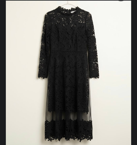 Robe en dentelle noire élégante