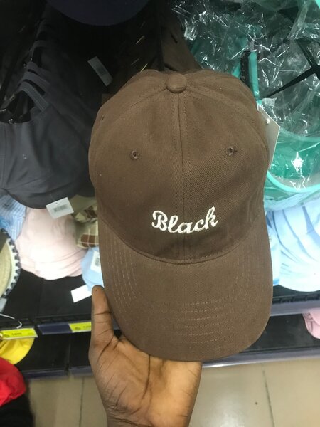 Casquettes en coton brodées