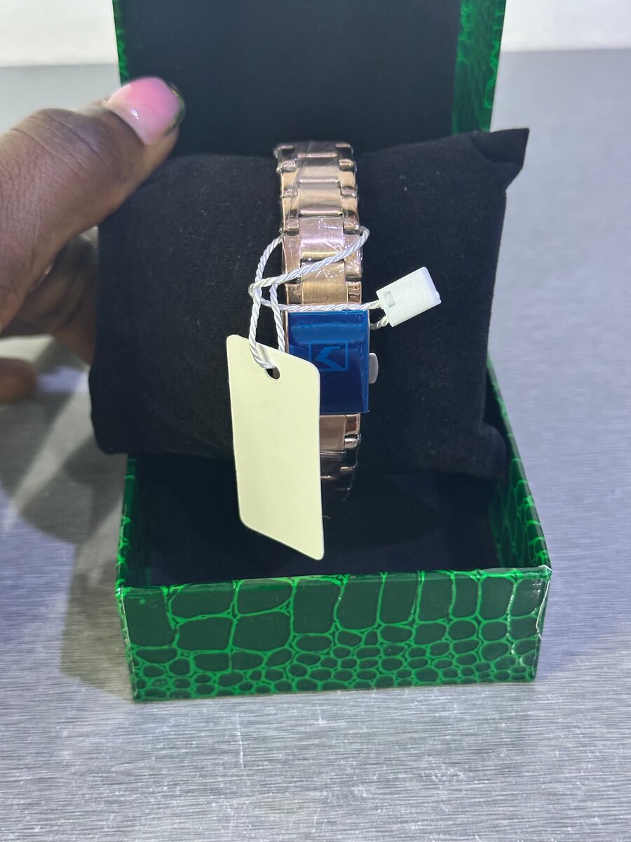 Montre élégante en métal doré