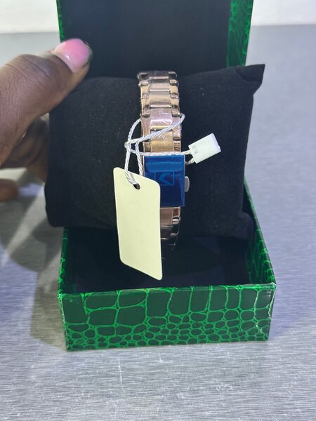 Montre élégante en métal doré