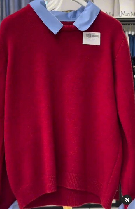 Свитер красный однотонный с контрастными манжетами и отложным воротничком