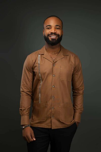 Chemise brune élégante