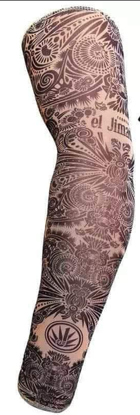 Manches sans couture avec tatouage