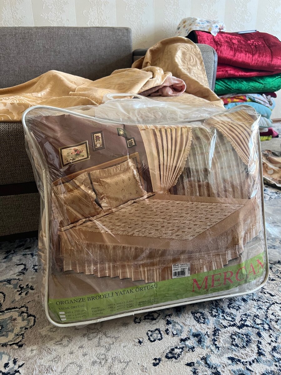 Покрывало с вышивкой шторой