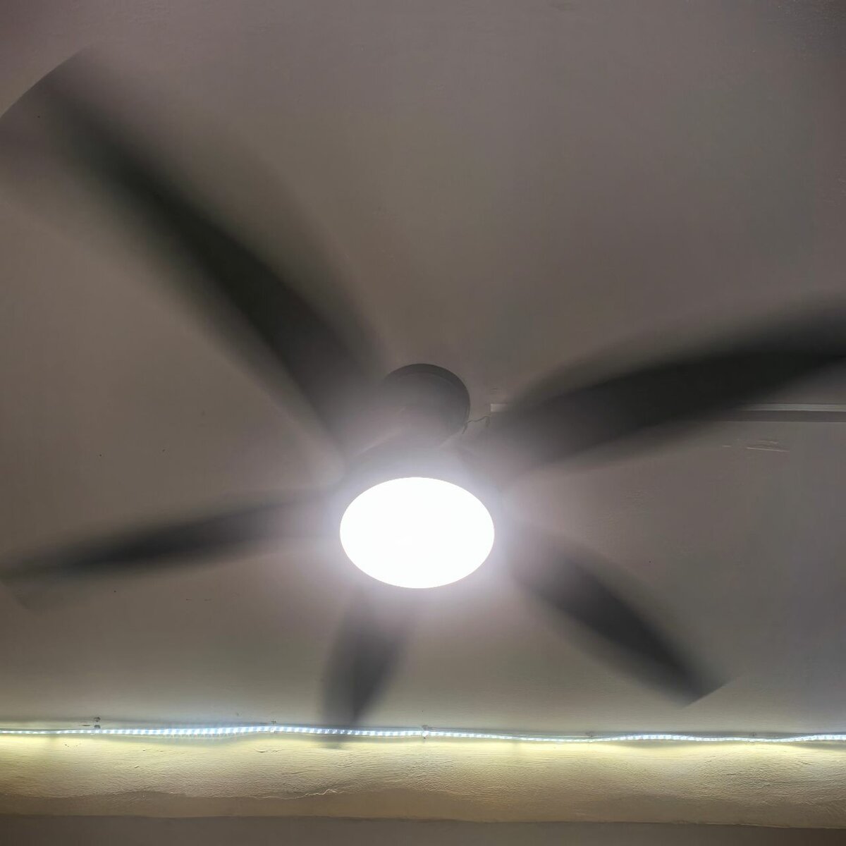 现代时尚遥控吊扇灯