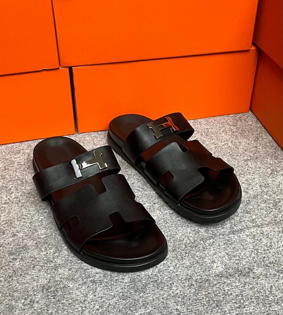 Sandales en cuir noir élégantes