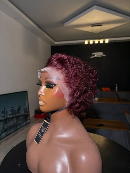 Perruque courte bouclée élégante