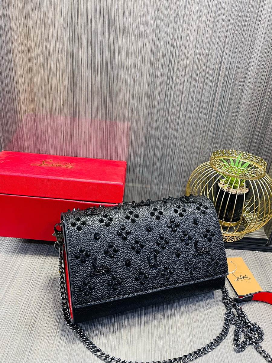 Sac à main élégant clouté