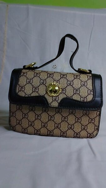 Sac à main élégant cuir jaune