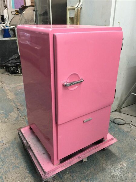 Frigo rétro rose élégante