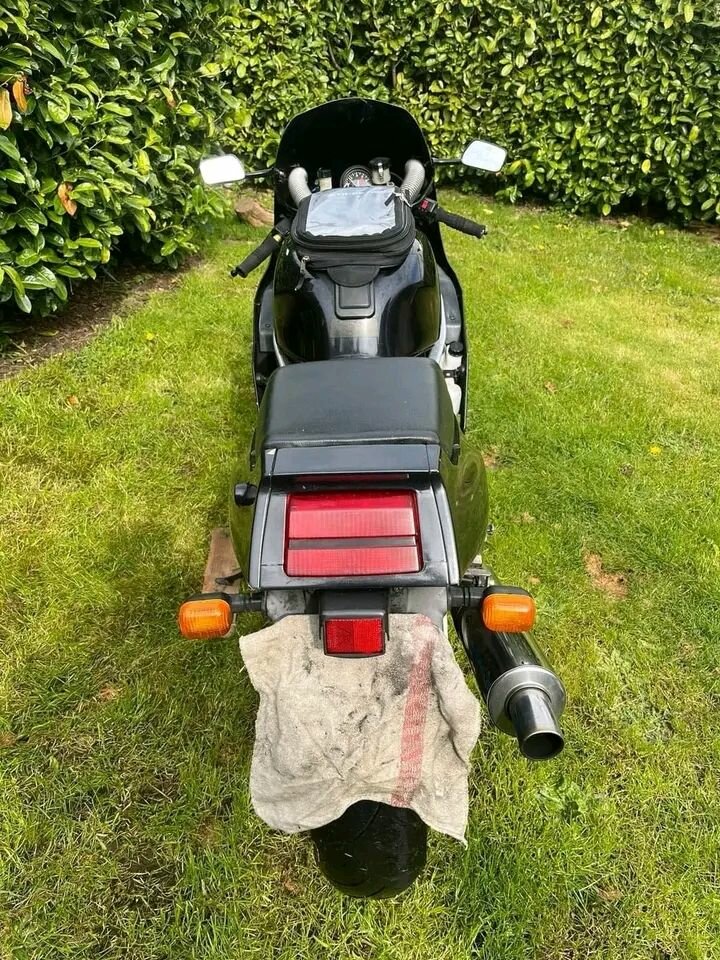 Moto sport noire élégante