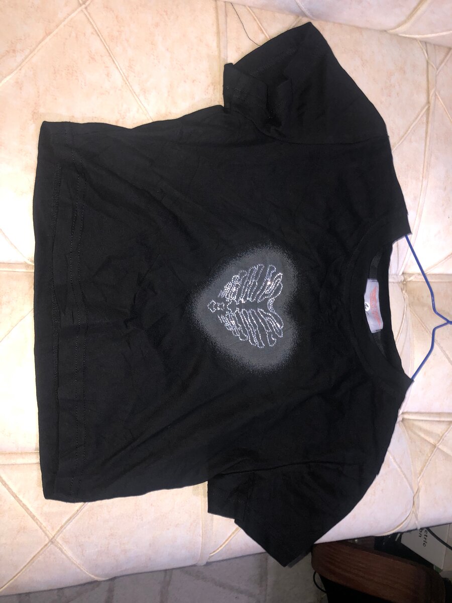 T-shirt noire à motif cœur