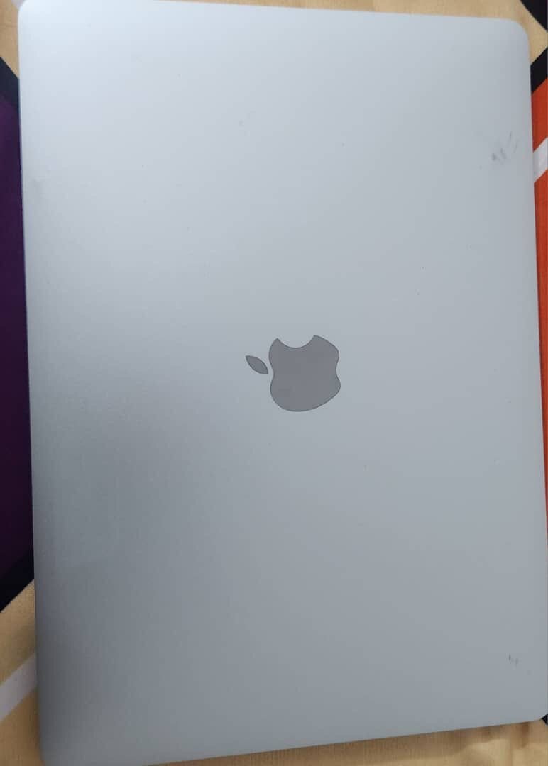 MACBOOK , 8GO RAM/ 250 GO SSD.