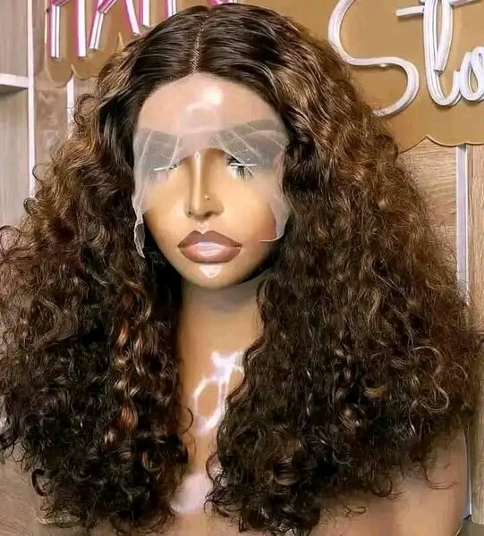 Perruque bouclée en dentelle