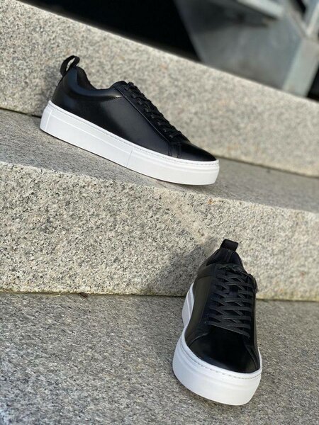 Baskets en cuir noir tendance