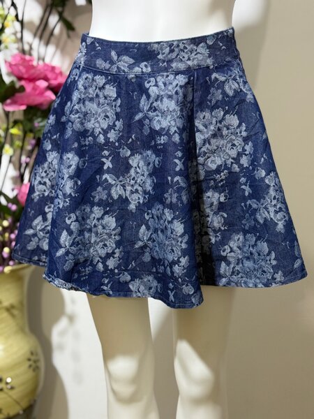 Jupe courte bleu marine à fleurs