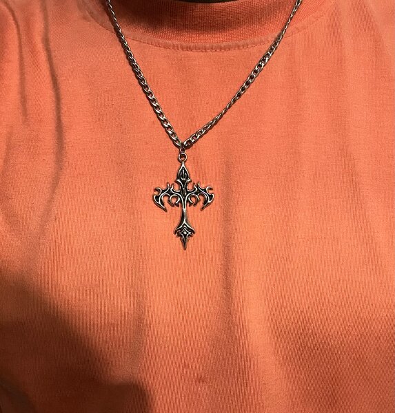 Colliers croix et Saturne élégants