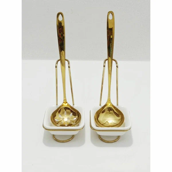 Paire de louches dorées avec support