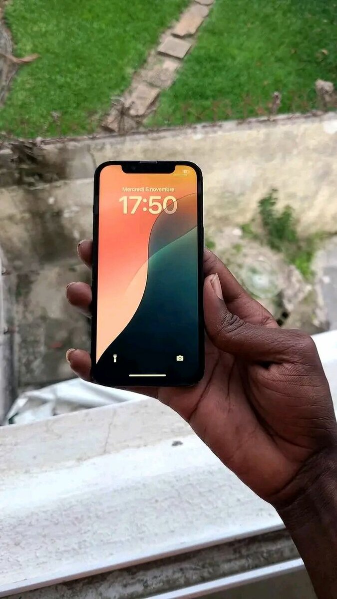 iPhone 13 Noir Éclatant