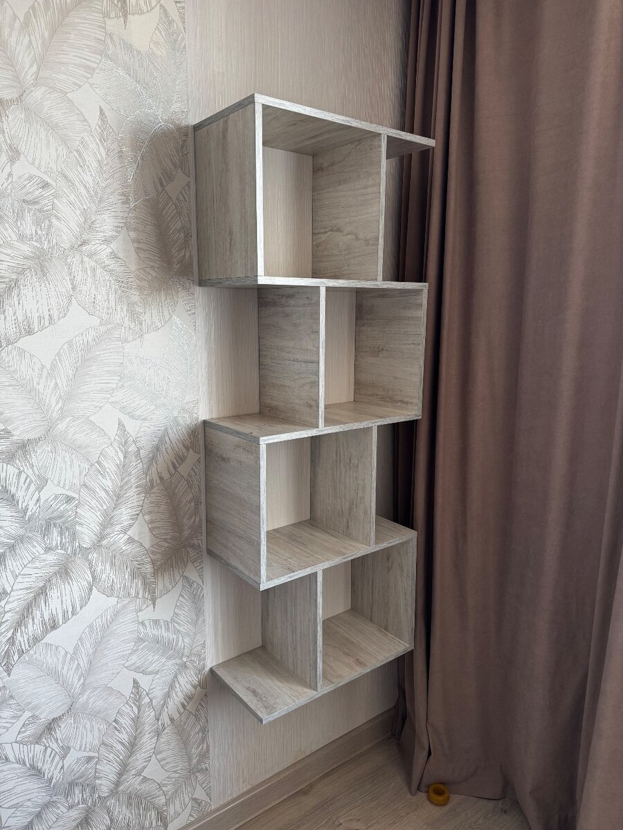 Декоративная полка для книг