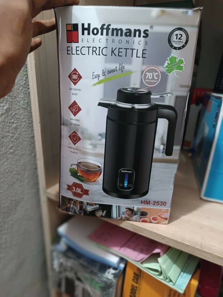 Bouilloire électrique en acier inoxydable.