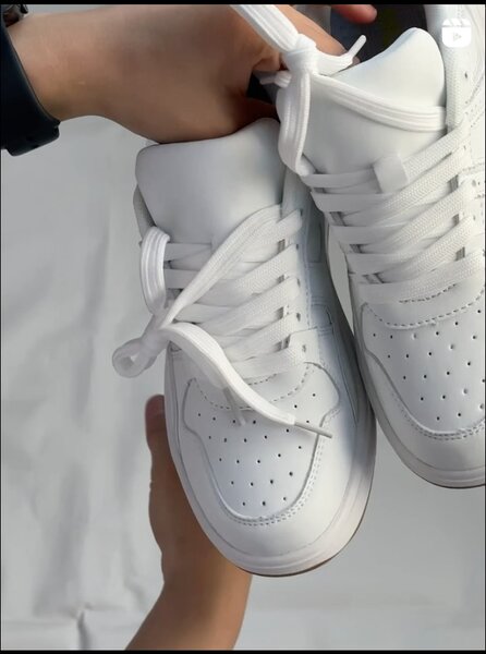 Стильные белые кроссовки с классическим дизайном и акцентом на минимализм.