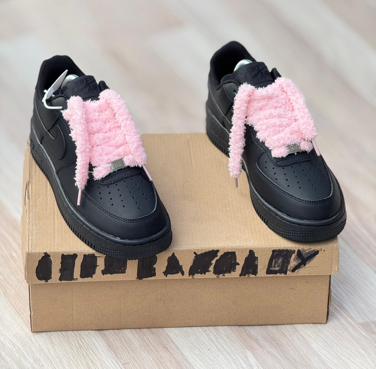 Baskets en cuir avec lacets en peluche